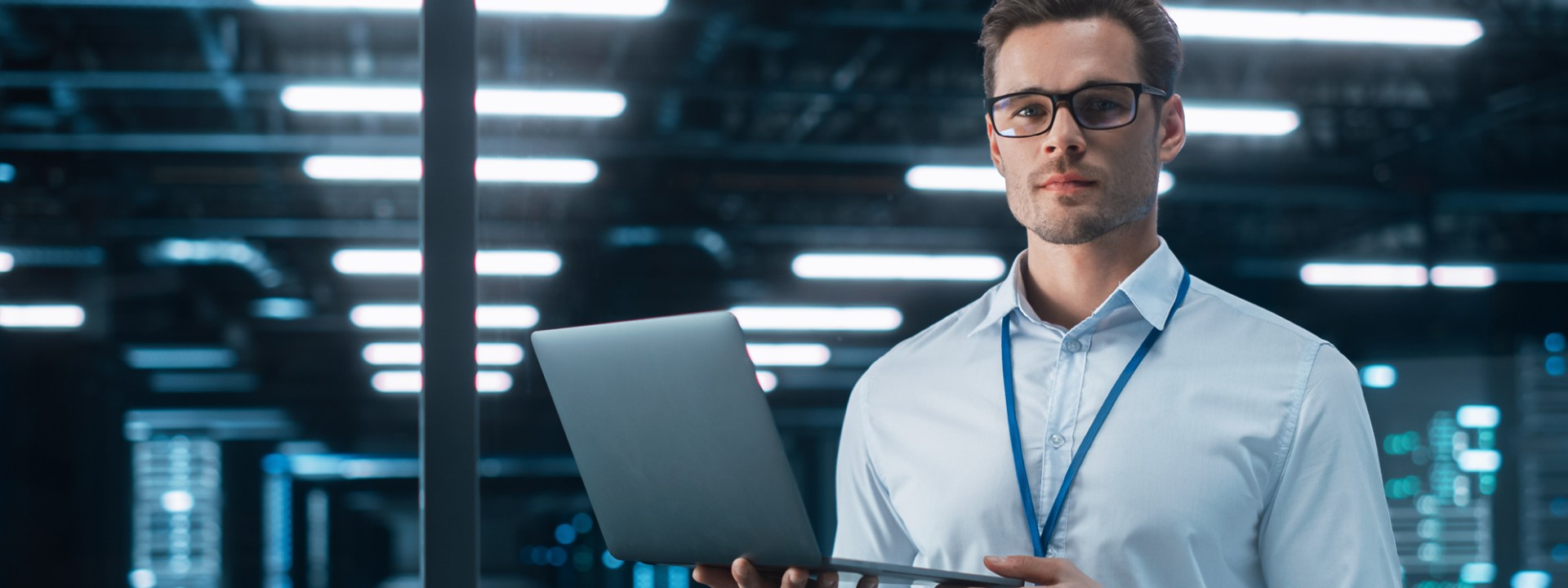 TÜV Rheinland Mitarbeiter zertifiziert IT-Sicherheit