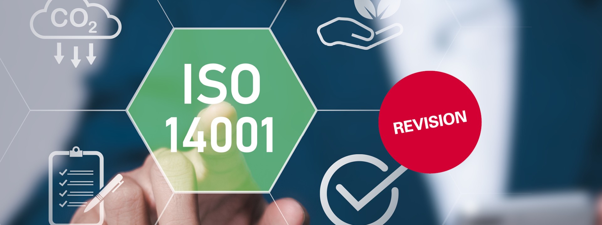 Eine männliche Person im Anzug zeigt auf einen virtuellen Touchscreen. Dortz zu sehen ist ein Icon mit der Aufschrift “ISO 14001”